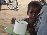 Großer Durst und nicht immer sauberes Trinkwasser vorhanden, Tengani, Malawi