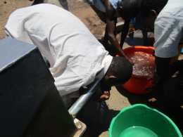 Brunnenbau  Active Aid in Africa, Malawi, Wasser endlich da!