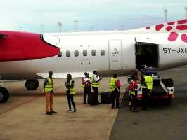 November 2019: Fluggepäck muss in engem Frachtraum der Propellermaschine von Kenya Airlines Platz finden