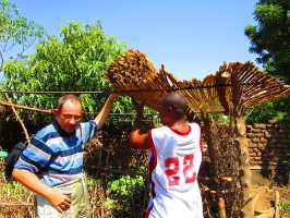 Bau der mobilen Überdachung der Baumschule in Ngona, Malawi