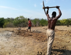 Nachbarn helfen, altem Mann ein neues Haus zu bauen, AAA Malawi