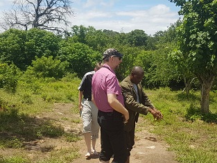 Missionare besichtigen Anpflanzungen, Chikoko