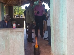 Missionare besichtigen Ölkocher, Ngona