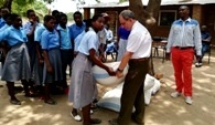Übergabe von Lebensmittelspenden des THG an Schüler der Mpatsa CDSS, Malawi