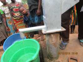 AAA Malawi: Das Warten auf Wasser hat sich gelohnt. Nach der Reparatur des Brunnens