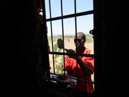 Einbau der Stahlfenster im AAA-Haus, Malawi
