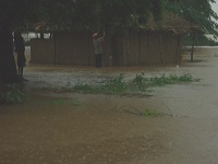 Nsanje, Malawi, Es regnet in Strömen, das Wasser steigt.