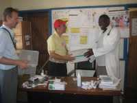 Übergabe der Spenden von Ratsapotheke Eutingen im Nsanje hospital, Malawi