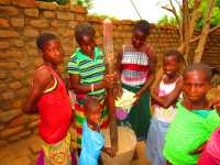 Erdnüsse stampfen ist Frauensache, Tengani, Malawi