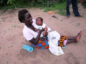 Mary Chikwathula, Tengani, Malawi freut sich über ihr Baby Ende 2017