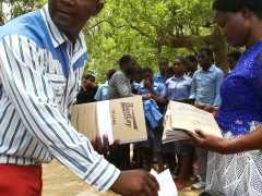 Mpatsa CDSS Nov2019: Verteilung von Schreibsachen, Heften für Betroffene des Zklons Idai