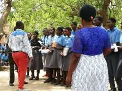 Mpatsa CDSS Nov2019: Verteilung von Schuluniformen für Betroffene des Zklons Idai