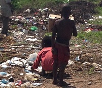 Kinder suchen Brauchbares nach der Flut, Malawi