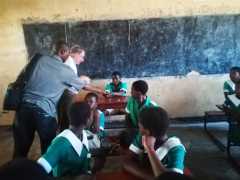 Primary School in Mulanka, Tengani Nov2019: Verteilung der Spende von Stifte stiften
