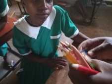 Stifte stiften schenkt den Kindern der Primary School in Mulaka Schreibsachen
