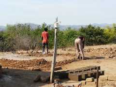 Nachbarn helfen, altem Mann ein neues Haus zu bauen, AAA Malawi